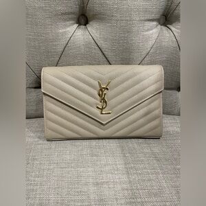 Saint Laurent CASSANDRE CHAIN WALLET IN GRAIN DE POUDRE LEATHER in Sea Salt